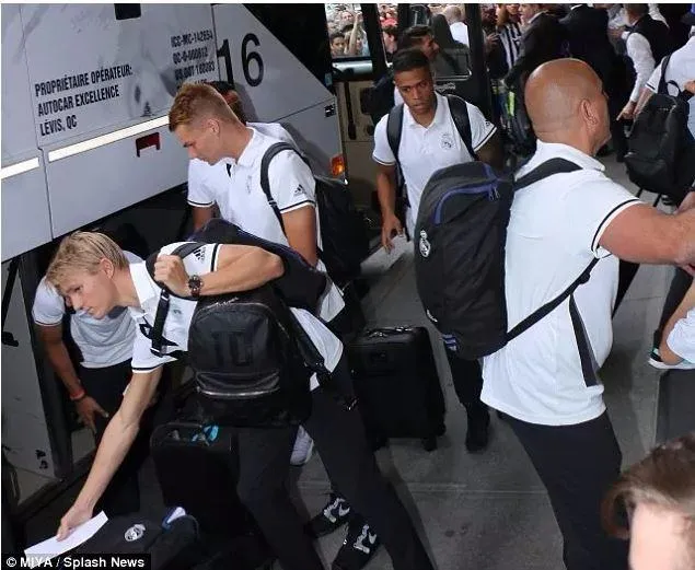 Karim Benzema... choáng váng khi gặp fan cuồng ảnh 3 zidane